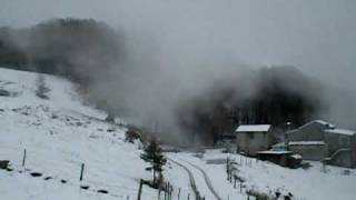 preview picture of video 'Dentro le nuvole -  Valcava 1450m - Torre dè Busi (LC) - 7/11/2009'