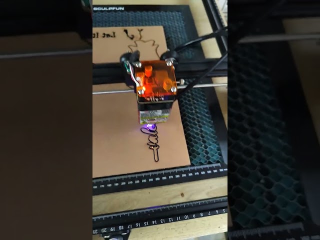 Vídeo relacionado con ADOREI Topper de Tarta Personalizado en Madera MDF com nombre y Edad para Tartas de Cumpleaños Eventos Decoración de Fiestas Bodas y Bautizos Cupcake Comunions Regalo Handmade Laser cut