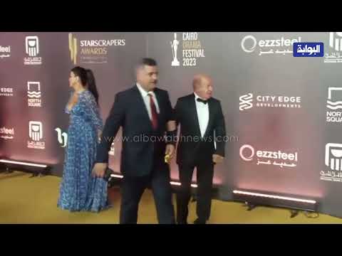 رغم تدهور حالته الصحية.. لطفي لبيب على الريد كاربت بمهرجان القاهرة للدراما