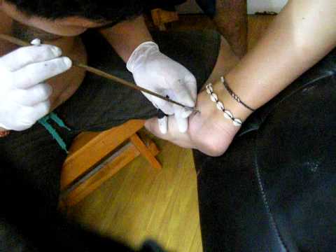 kotten skaffar tatuering i thailand