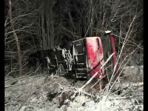 Bus stürzt Hang hinunter