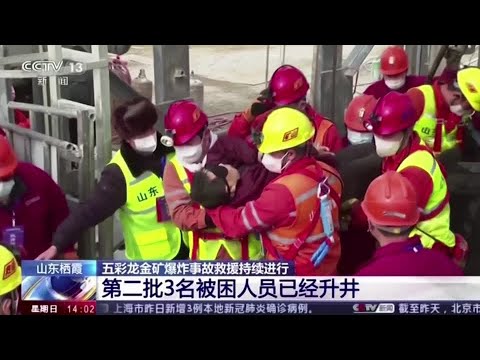 中国、地下で2週間後に11人の鉱夫を救出 (China rescues 11 miners after two weeks underground)
