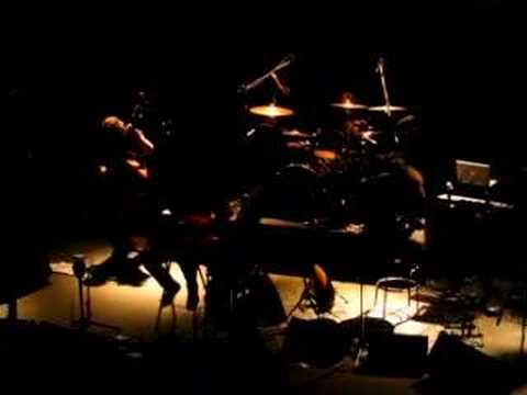 Στις χαραυγές ξεχνιέμαι (τραγουδάει το κοινό) - Gagarin-Αθήνα Στις χαραυγές ξεχνιέμαι (τραγουδάει το κοινό) - Gagarin-Αθήνα