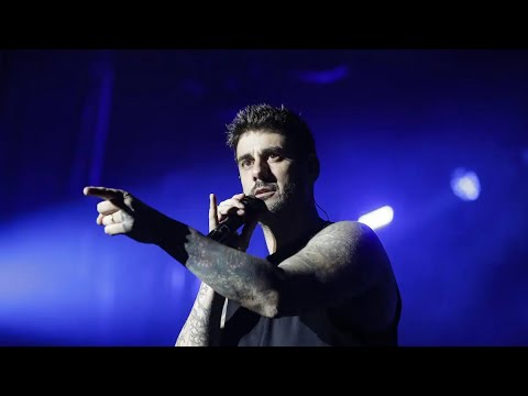 MELENDI CANTA SIRENAS DE TABURETE