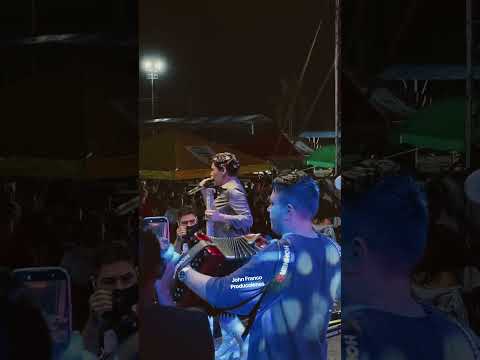 Ana del Castillo 🎤 interpretando “Vuelve, vuelve” en Altos del Rosario, Bolívar 2026. 🔥
