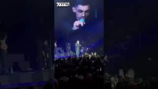 שורד השבי רום ברסלבסקי הודה לחיילי צה"ל בערב הצדעה במהלך הופעה של עידן עמדי וריגש את הקהל (חדשות ערוץ 7) - התמונה מוצגת ישירות מתוך אתר האינטרנט יוטיוב. זכויות היוצרים בתמונה שייכות ליוצרה. קישור קרדיט למקור התוכן נמצא בתוך דף הסרטון