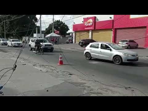 Poste de energia fica destruído após acidente na Rua Senador Quintino