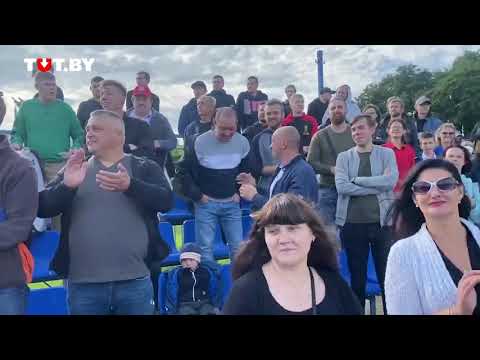 Люди скандируют имена задержанных и избитых футболистов на матче Крумкачы   Динамо Минск