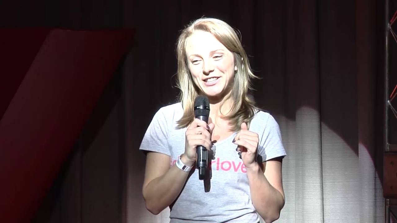 Pratique a lei do viajante | Letícia Mello | TEDxMaringá