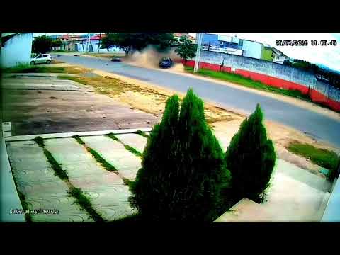 Câmera flagra violenta colisão entre carro e motocicleta em Itapetinga