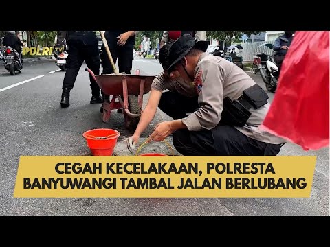 CEGAH KECELAKAAN, POLRESTA BANYUWANGI TAMBAL JALAN BERLUBANG