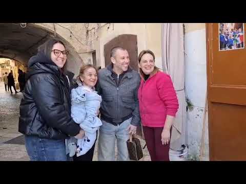 Antonio Cassano torna a Bari Vecchia dopo 16 anni: tra vicoli, abbracci e orecchiette all’Arco Basso