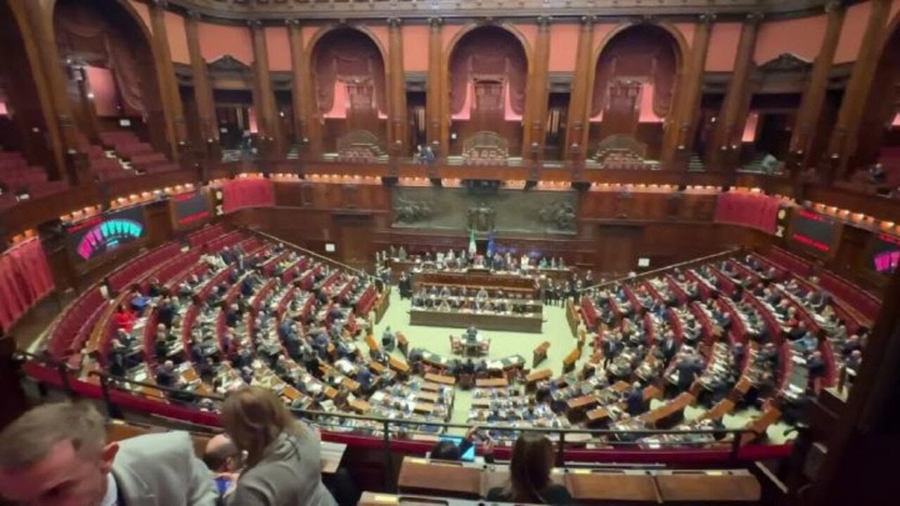 "Disastro Meloni", i cartelli del Pd in Aula dopo l'approvazione della manovra alla Camera