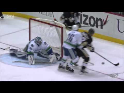 Miller kicks out right pad to stone Hornqvist | Penguins @ Canucks