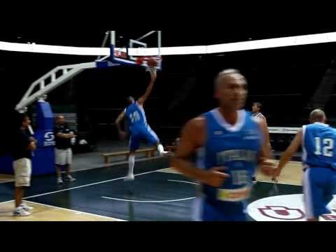 Marco Solfrini schiaccia in rovesciata a Kaunas, Lituania, durante il riscaldamento della finale