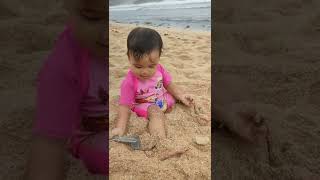 Download lagu Anak bayi main pasir di pinggir pantai #pantai  #bayilucu #bayiimut #bayipintar #main #gemas mp3