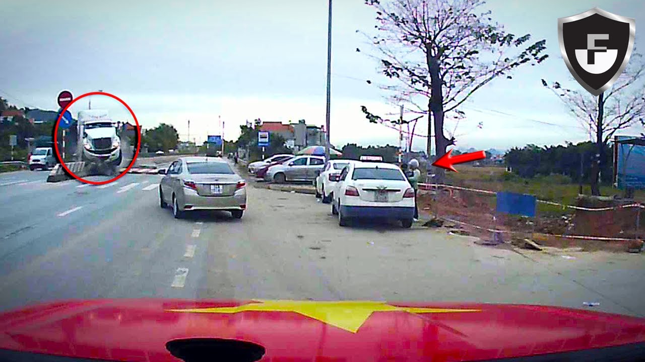 7 Terrifying Close Calls Captured on Camera #2