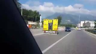 mezzo-del-circo-invade-l-altra-corsia