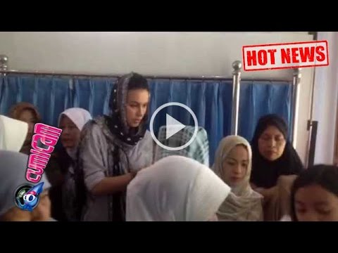 Berkerudung, Sophia Ikut Menshalatkan Jenazah Ayah Ariel - Cumicam 30 Maret 2016