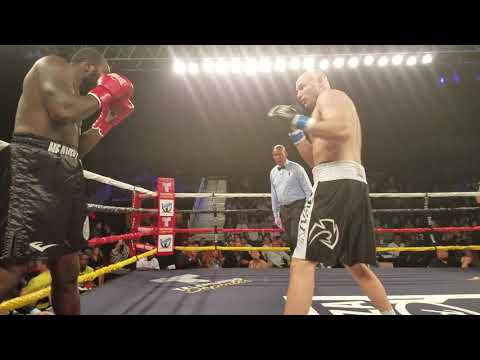 Ivan Dychko gana por KO en el segundo asalto,  aquí el primero