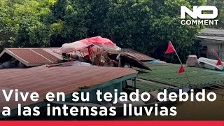 Las inundaciones obligan a un hombre tailandés a vivir en su tejado durante semanas