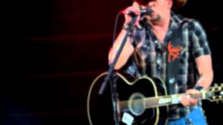 Jason Aldean Staring At The Sun