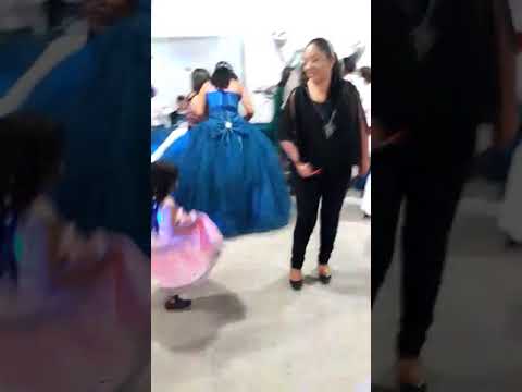 Valeria una niña tierna y feliz con su vestido nuevo...