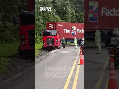 En la vía entre Medellín y Santa Bárbara Antioquia no hay paso por volcamiento de tractocamión