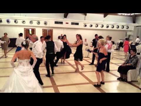 SPOSI E INVITATI BALLANO LA PIZZICA MATRIMONIO TERMOLI VILLA LIVIA FRANCESCO BARATTUCCI