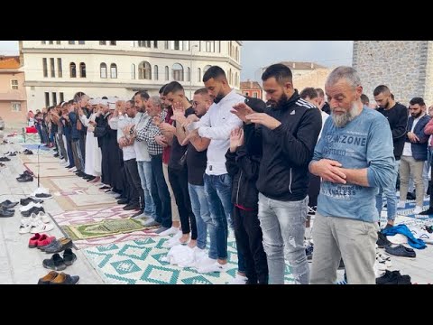 Të shtunën Kurban Bajrami, falja në sheshe dhe xhami, 570 shqiptarë haxh në Mekë