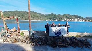 Unos buceadores voluntarios sacan 1,3 toneladas de residuos del fondo marino de Ítaca