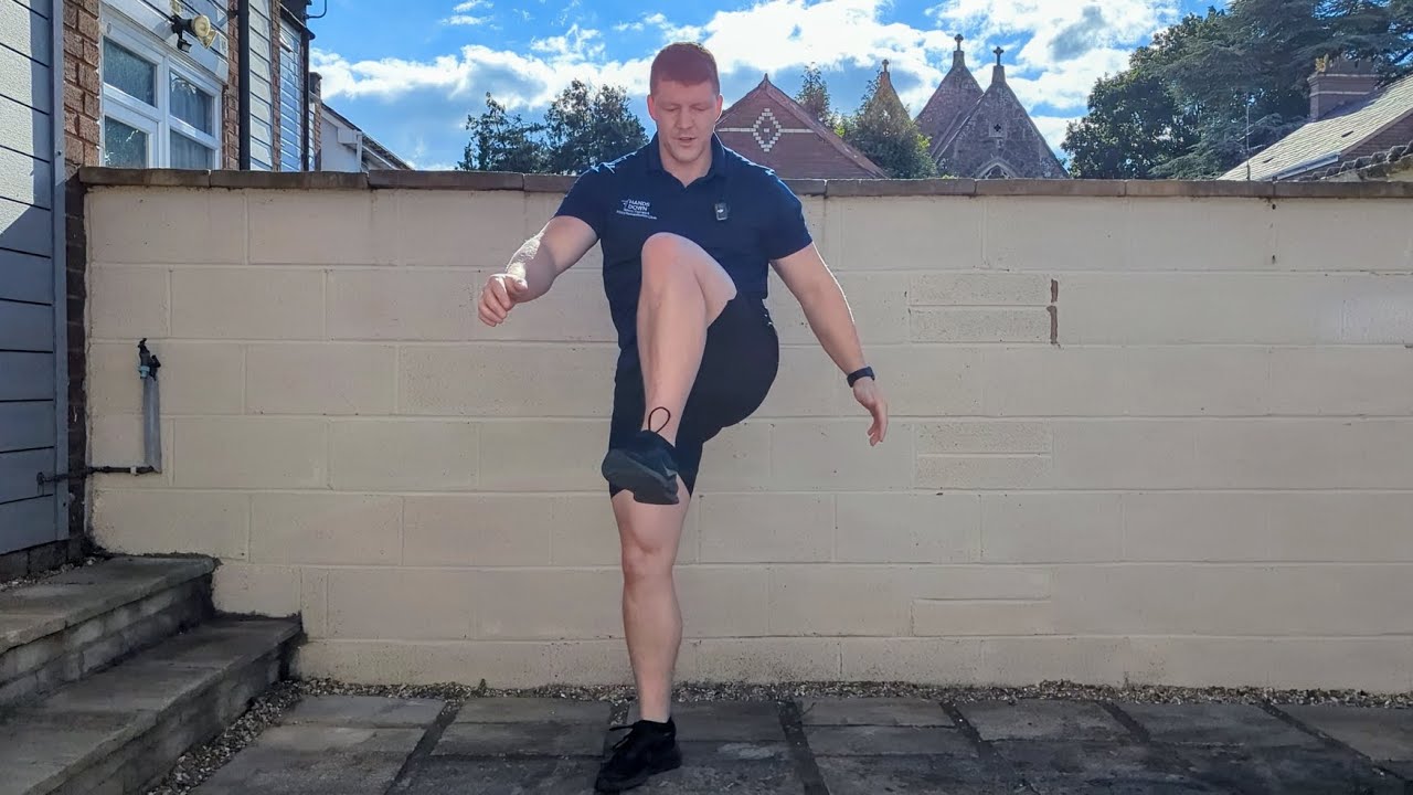 Squats with Alternating Knee Drive