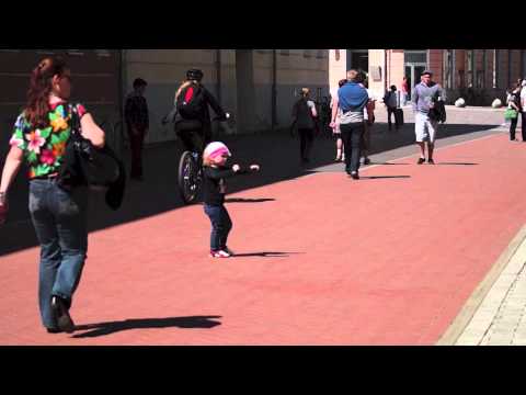 Tüdruk tanstib Tartu tänaval