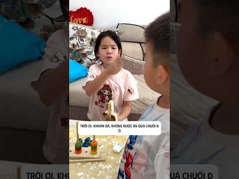Em trai thông minh phát hiện quả chuối có vấn đề