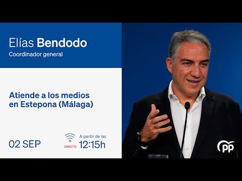 Elías Bendodo atiende a los medios de comunicación en Estepona