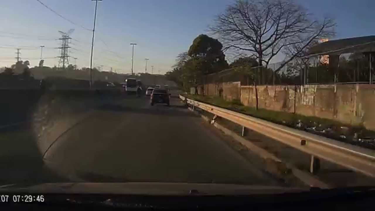 Moto perde o controle na Fernão dias em 07-08-2014