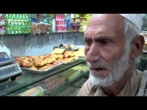 Un bărbat nu vrea să cerșească! Așa că zilnic merge desculț un kilometru, cu 100 de kilograme de făină &icirc;n spate!