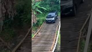 Download lagu astaga... ngeri mobil lewat jembatan kayu bikin jantungan #shorts mp3