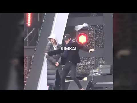 171101 EXO Sehun laughing at Kai shoe coming off