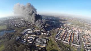 Grote brand bij verhuurbedrijf in Vlijmen vanuit de lucht