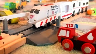 Spielzeug aus Holz für Kinder von Brio und Co | Die Bahnschranke | Züge Holzschienen Fahrzeuge (Deu)
