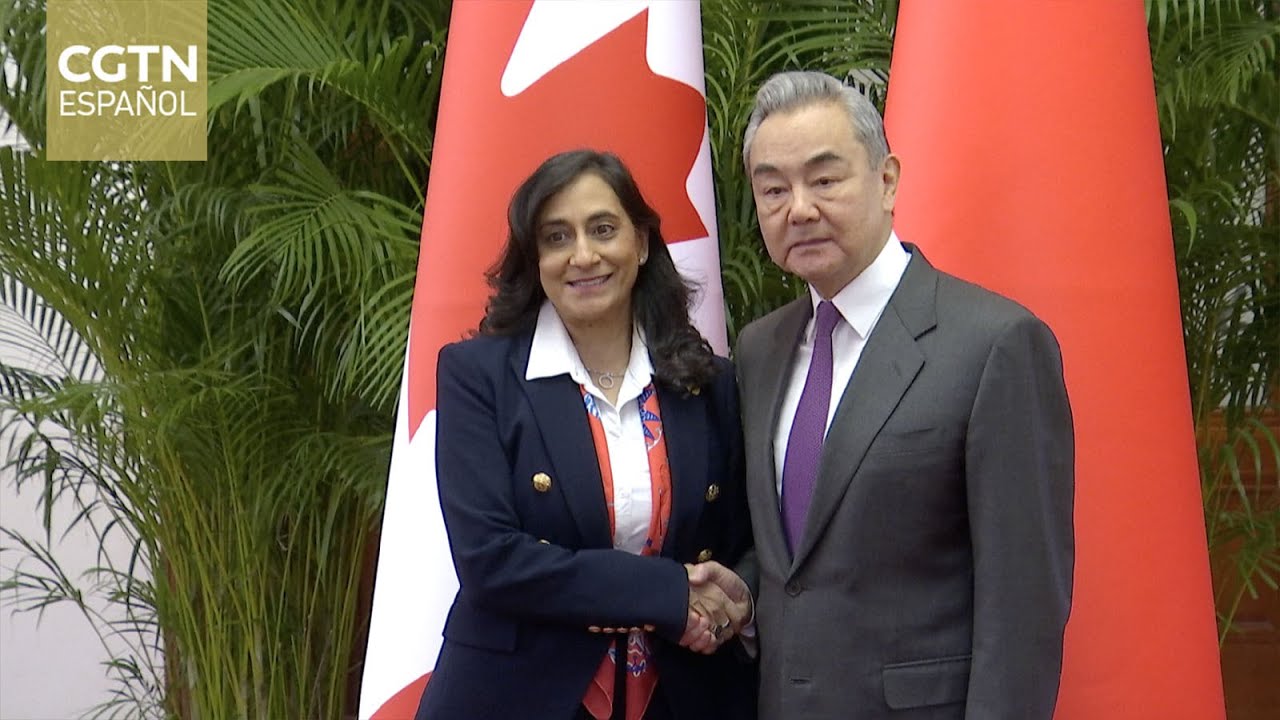 Ministro de Relaciones Exteriores chino, Wang Yi, se reúne con su homóloga canadiense, Anita Anand