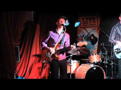 Rikki Don't Lose that Number performed by Matt Roberts Trio live