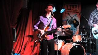 Rikki Don't Lose that Number performed by Matt Roberts Trio live