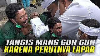 Download lagu SAAT KANG DEDI BANGUNKAN MANG GUN GUN-YANG TERTIDUR DI TROTOAR UNTUK HILANGKAN RASA LAPAR mp3 Download lagu SAAT KANG DEDI BANGUNKAN MANG GUN GUN-YANG TERTIDUR DI TROTOAR UNTUK HILANGKAN RASA LAPAR mp3