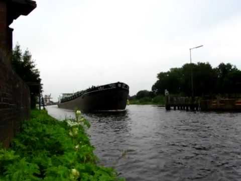 Vorbeifahrt Binnenschiff LELI - GMS - 03310498 unter Eisenbahnbrücke Oldenburg