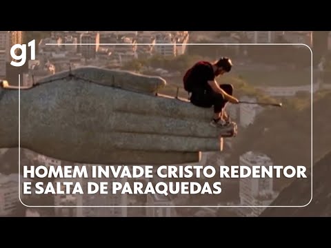Homem invade o Cristo Redentor e salta de paraquedas da mão do monumento