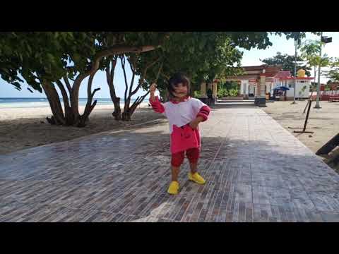 Khalisa senang ke pantai