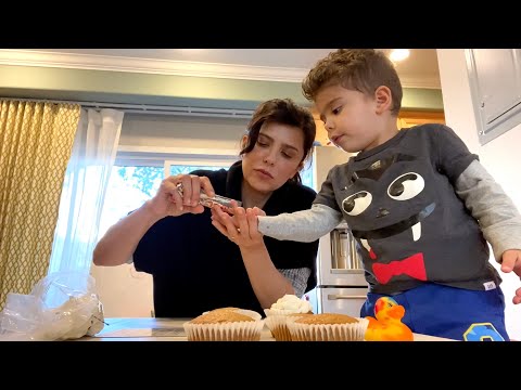 Kristyna de SPARX Haciendo Magdalenas Cupcakes con su hijo Santino