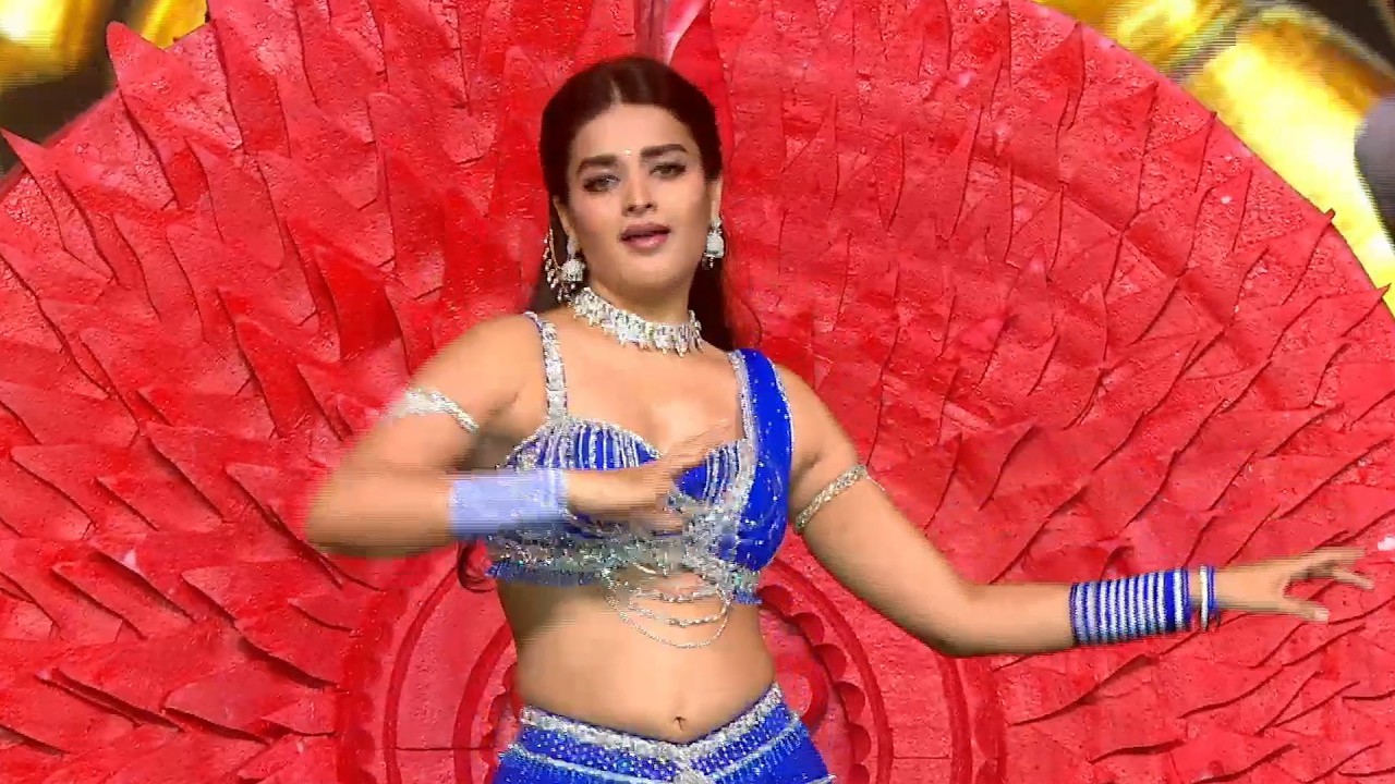 Nidhhi Agarwal stunning dance, awards show photos, Nidhhi Agarwal viral photos, Nidhhi Agarwal dance performance, trending celebrity photos, Bollywood dance moments, viral awards show performance,